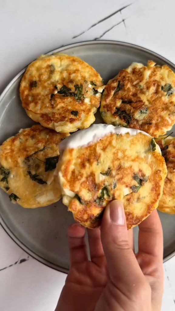 Белковые пирожки с яйцом и зеленью